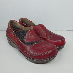 L'Artiste by Spring Step Womens Sz EU 38 US 8 Burbank embossed Red Heeled Clogs
